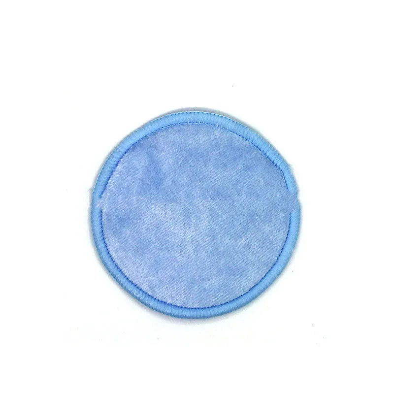Set of four red and four blue round velvet makeup remover pads next to a cotton mesh drawstring bag.