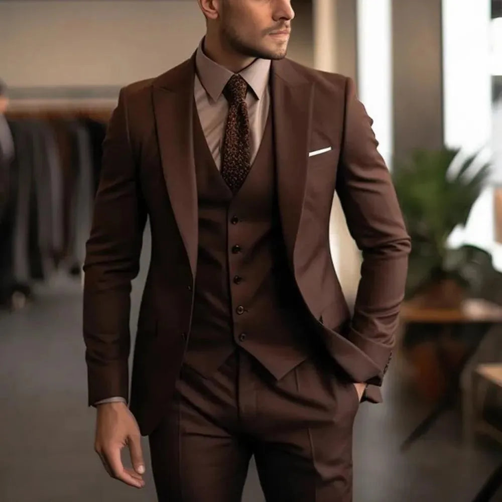 Men's three-piece slim fit business suit with vest in polyester blend fabric