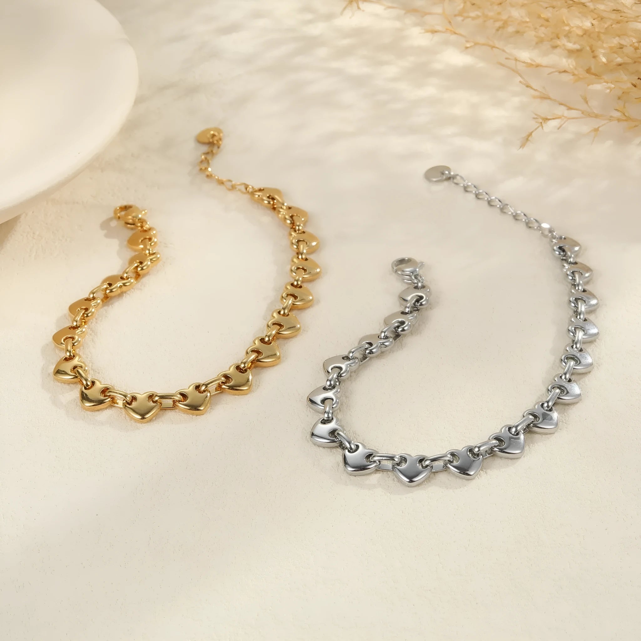 Hollowed-out geometric heart bracelet in stainless steel with 18K electroplated finish