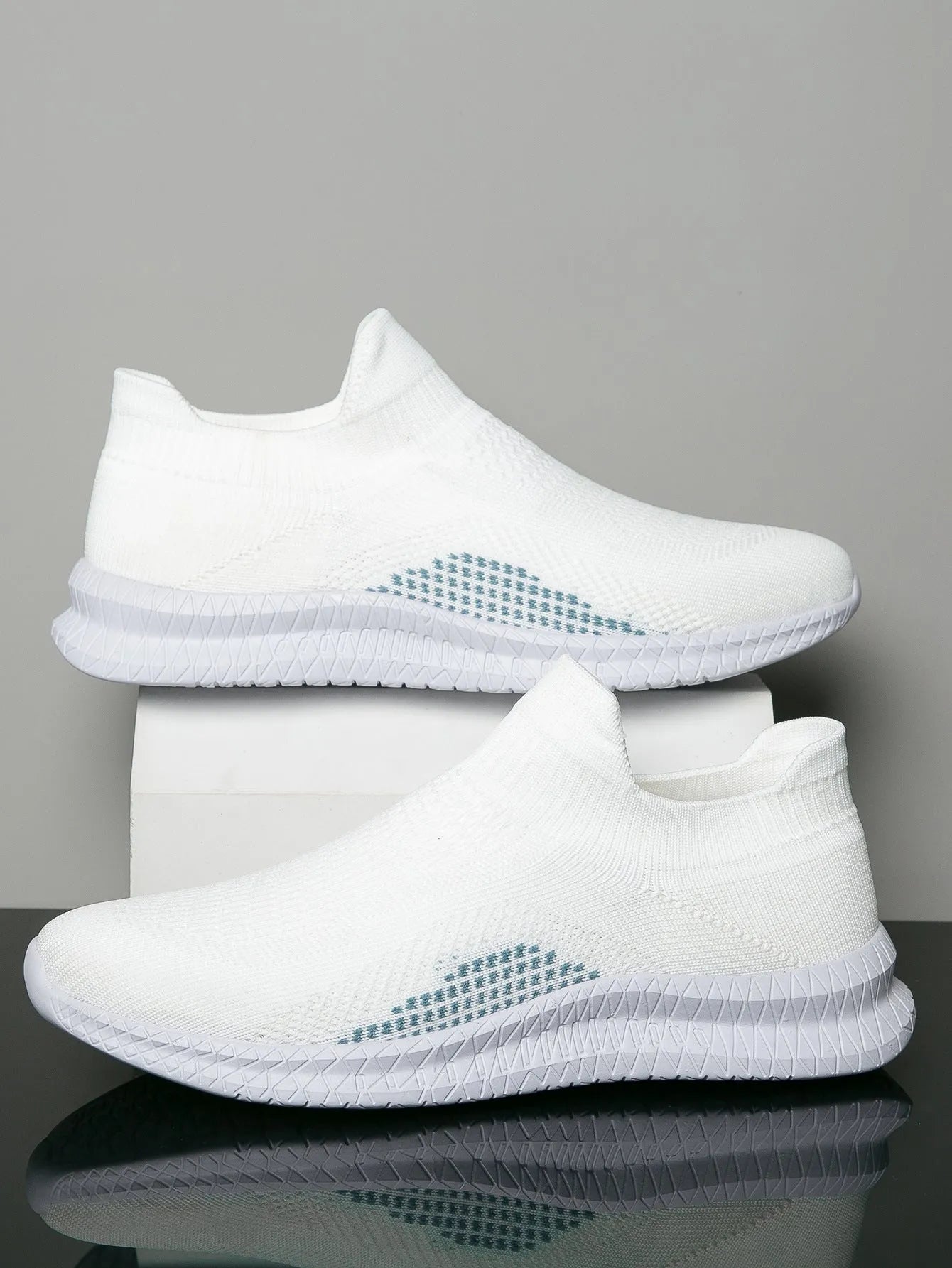Popcorn Flyknit low-top casual sneaker in solid colour with fabric upper and round toe.