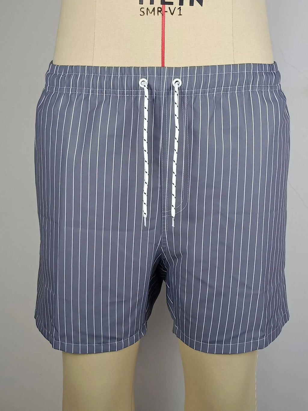 Men's striped beach shorts with straight legs and triangle lining in polyester fibre blend fabric
