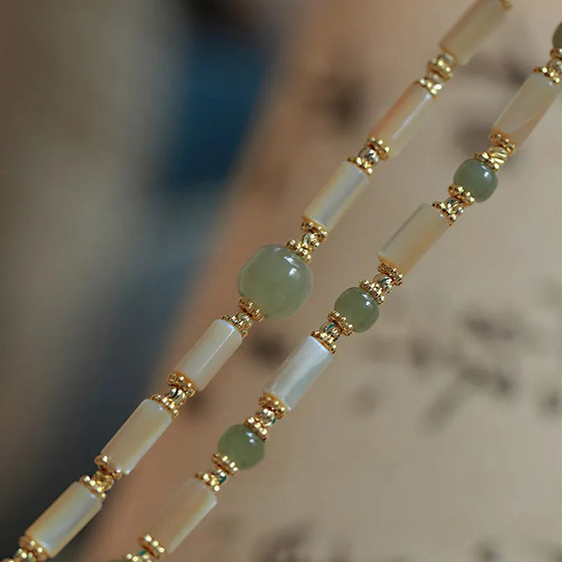 Hetian Jade white lip shell bead bracelet with round beads on wrist