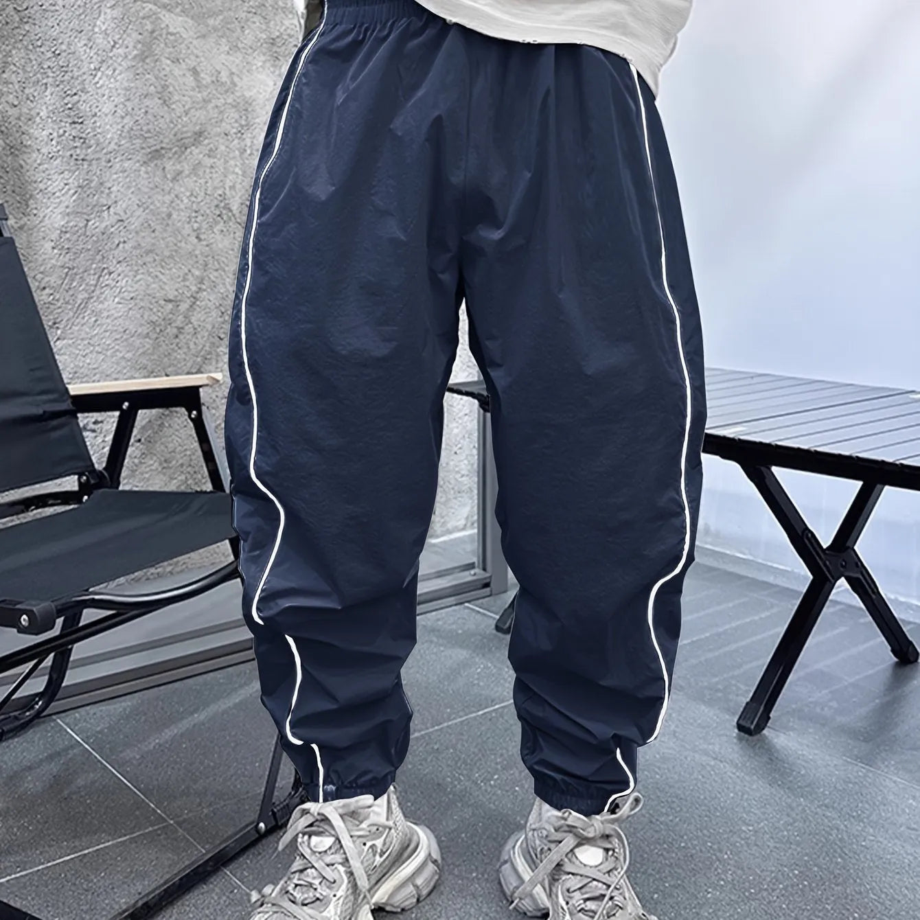 Men's loose-fit cropped sports trousers in bamboo fibre, shown in Army Green colour.