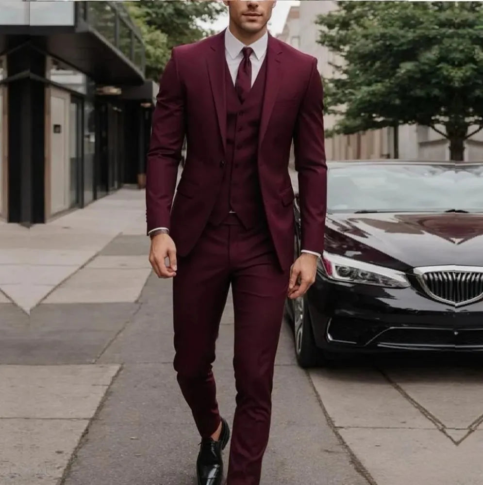 Men's three-piece slim fit business suit with vest in polyester blend fabric