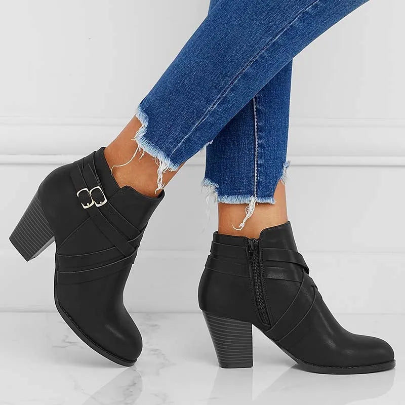 Grey plus-size short ankle boots with a 7cm stout heel and side zip.