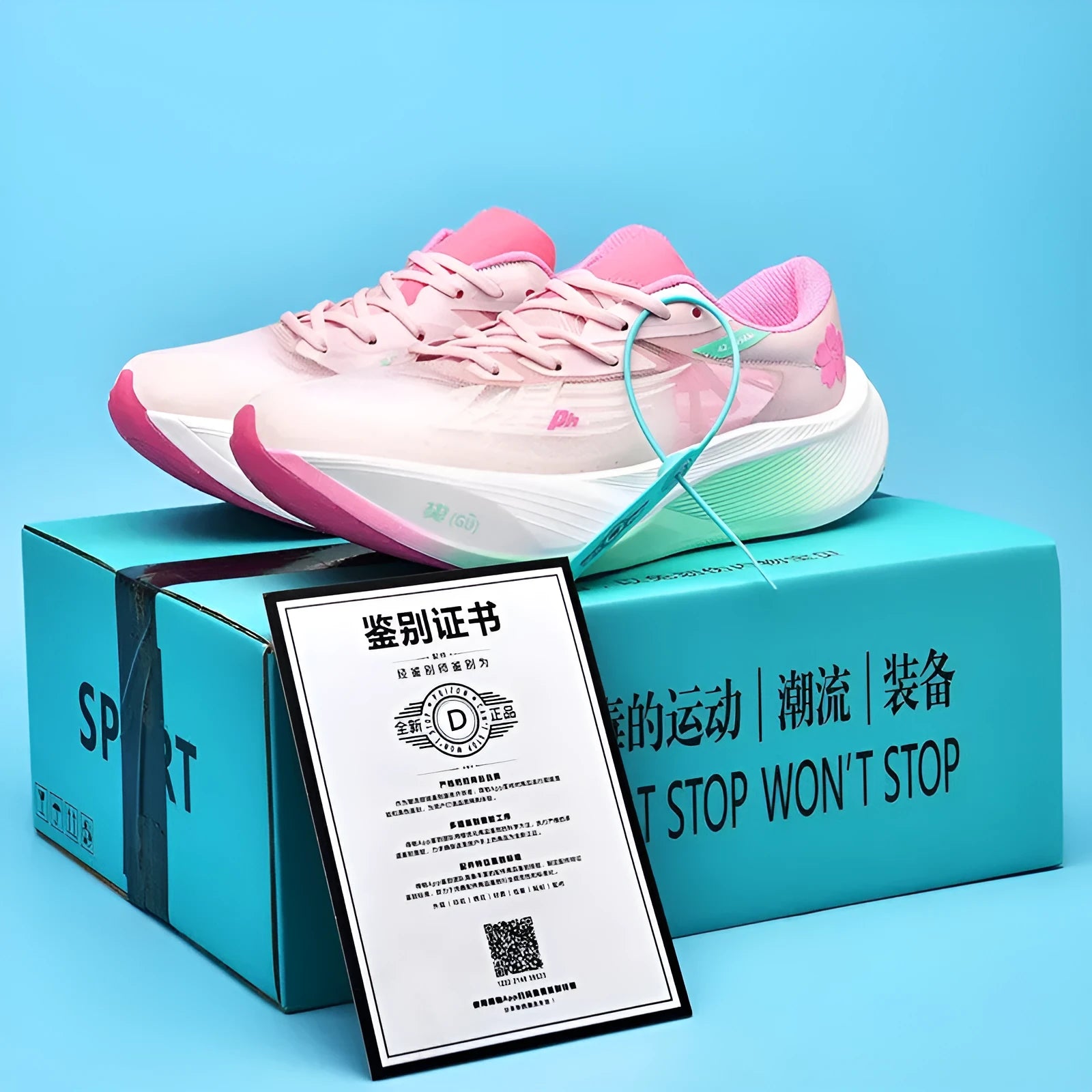 Low-top racing sneaker with carbon plate, natural rubber sole, in a glacier colour with lace-up front.