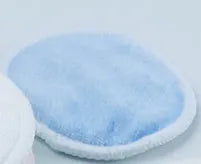 Set of four red and four blue round velvet makeup remover pads next to a cotton mesh drawstring bag.