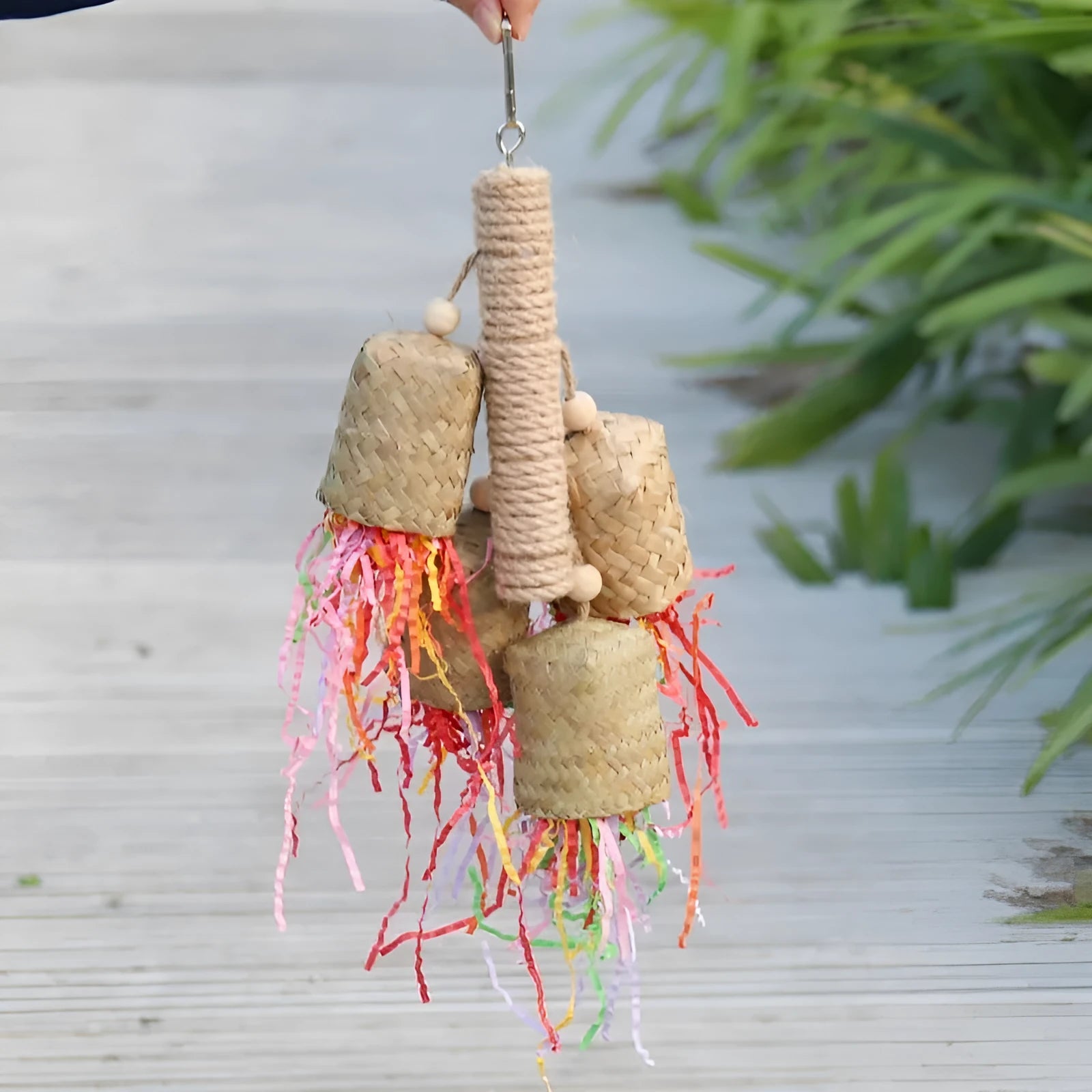 Wood and sisal shredded paper hanging toy for parrots measuring 15 by 35 centimetres