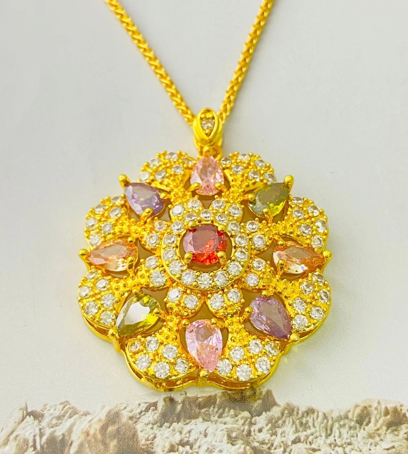 Women's flower-shaped zircon pendant necklace in gold, champagne gold, or platinum colour electroplated metal