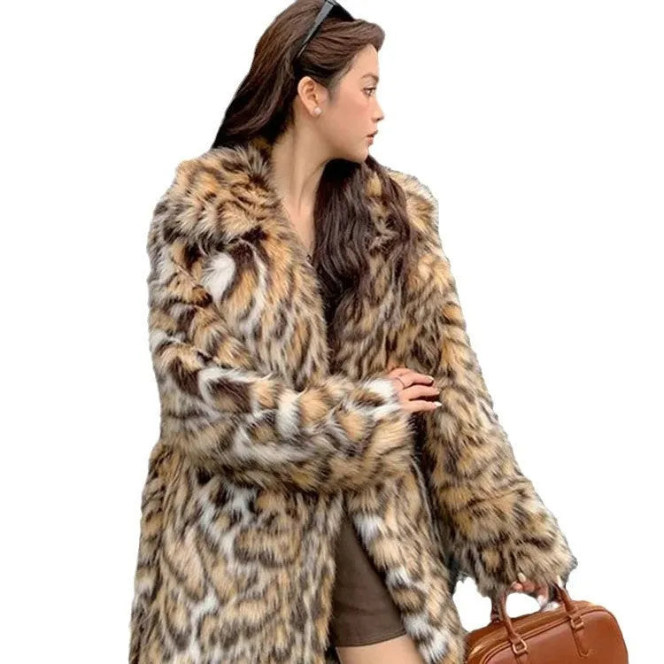 Women's artificial fox fur print coat with fur collar and side pockets in faux fabric