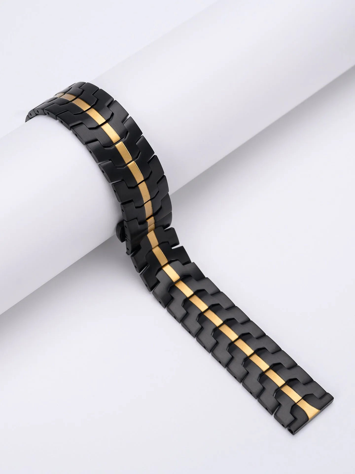 Stainless steel replacement watch band for Samsung Watch models in silver and black colour options