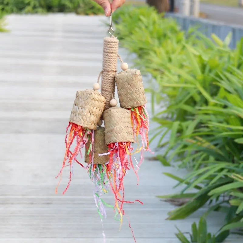 Wood and sisal shredded paper hanging toy for parrots measuring 15 by 35 centimetres
