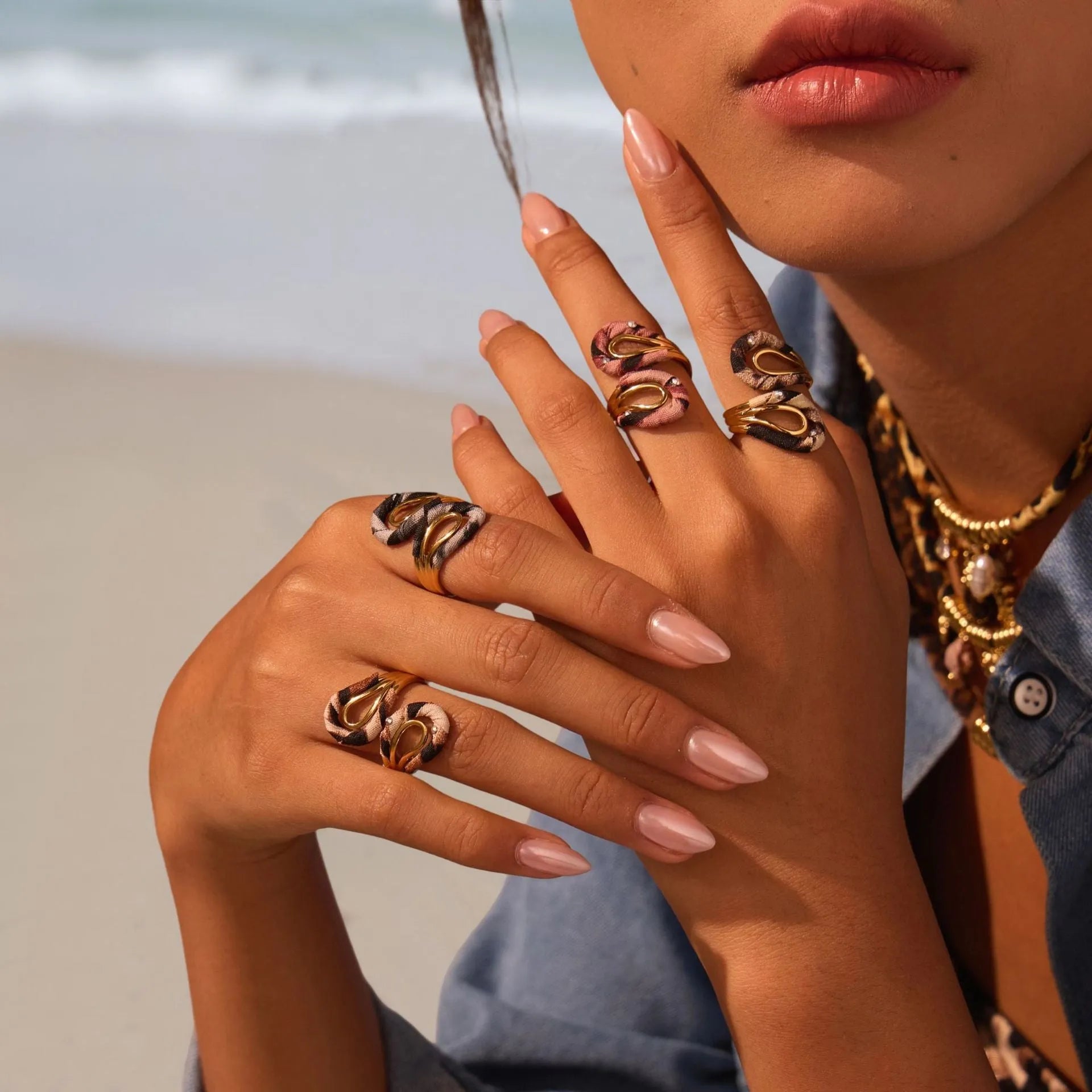 Geometric leopard print open mouth ring in stainless steel with heart shape design