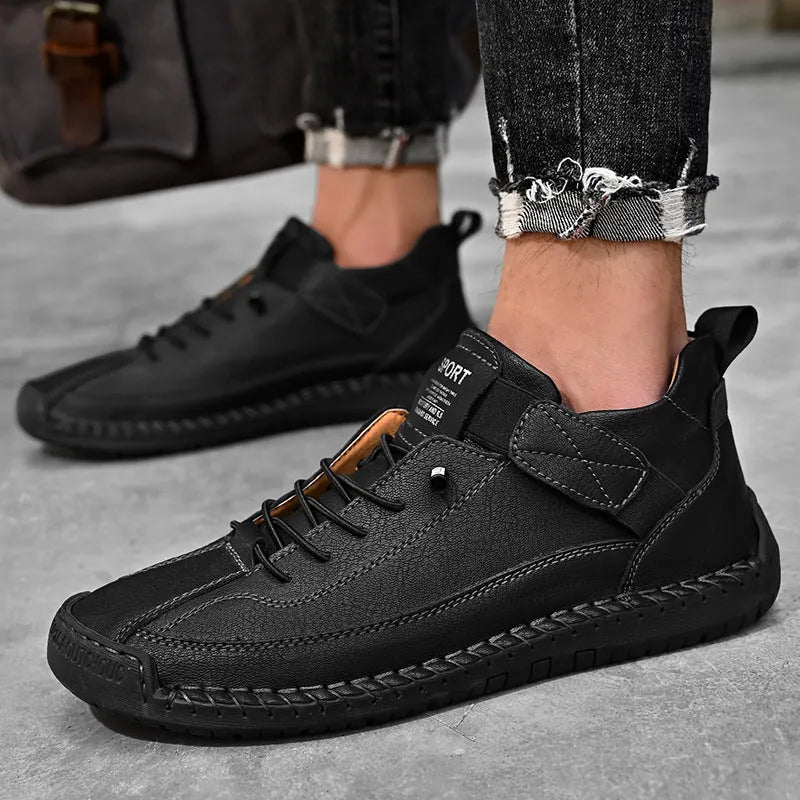 Men's mid-top Martin boot in a solid colour with elastic band and round toe.