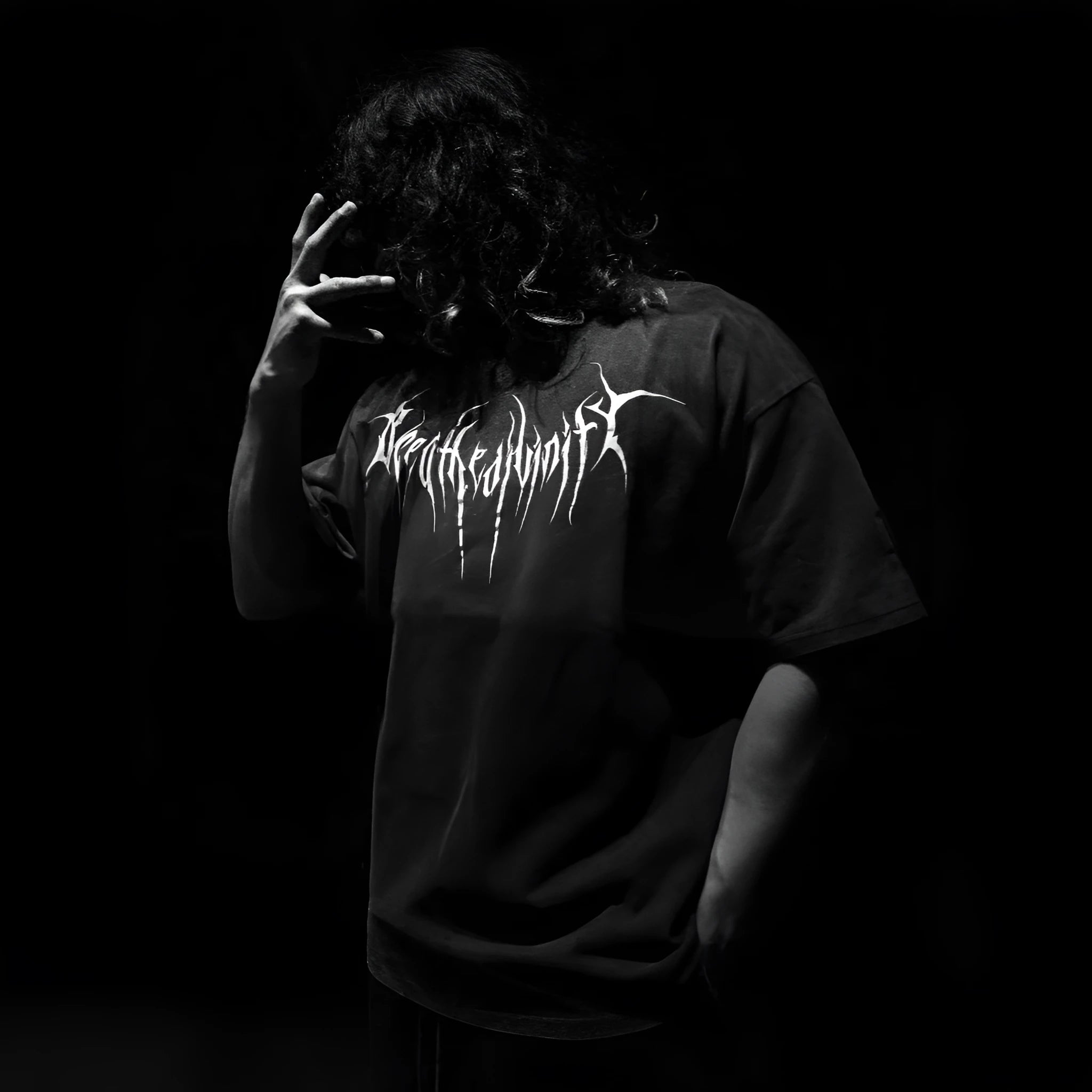 Loose fit cotton t-shirt in dark colour with short sleeves and gilding decorative detail