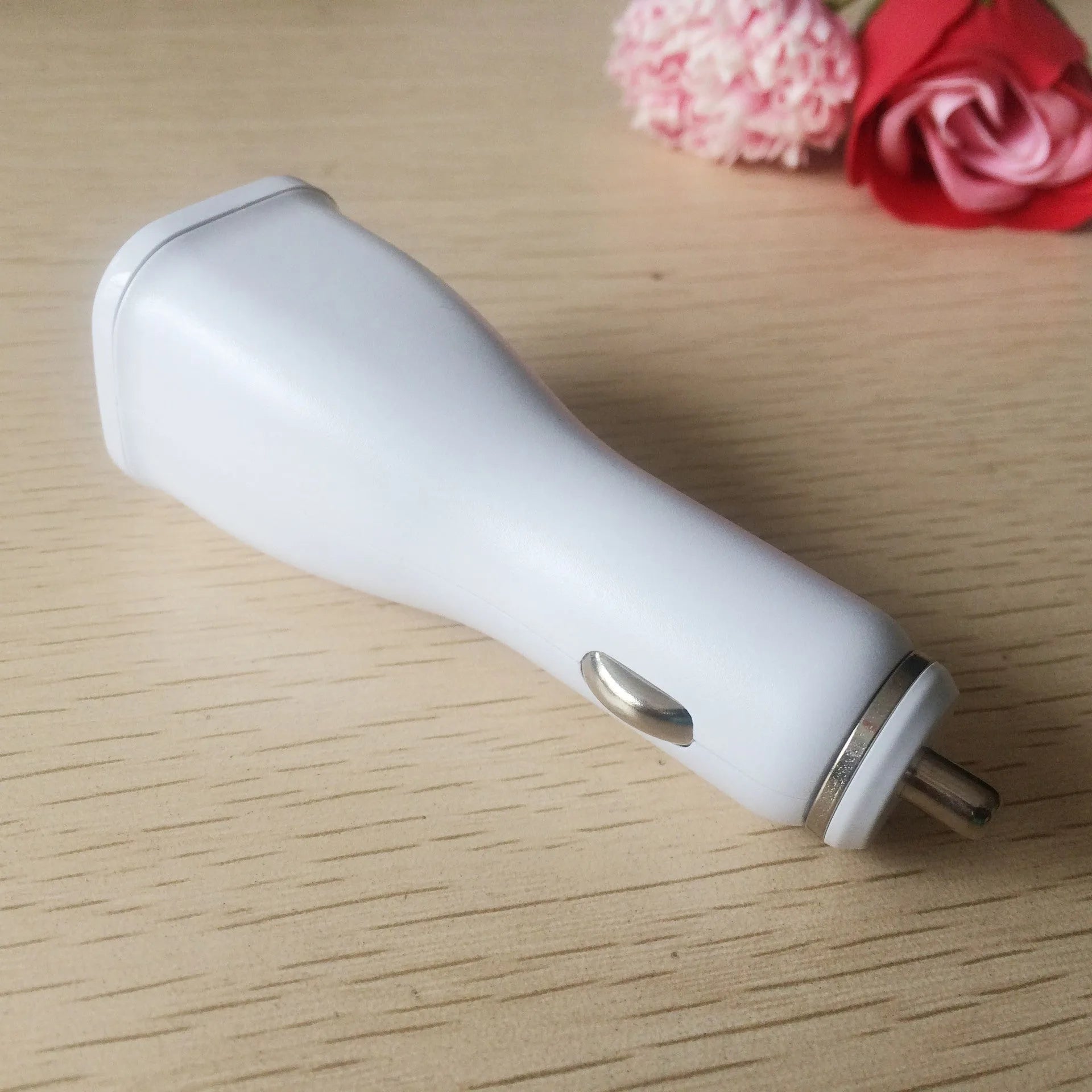 White QC30 single port USB car fast charger with QC2.0 certification