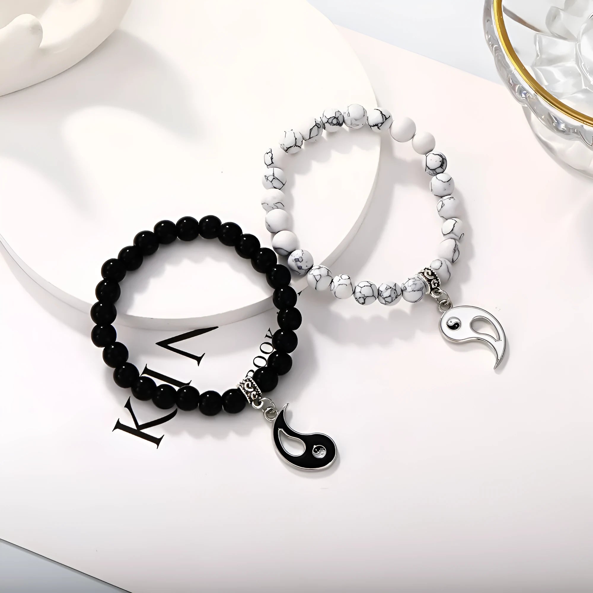 Geometric eight-diagram alloy bracelet with electroplated finish, unisex fashion accessory