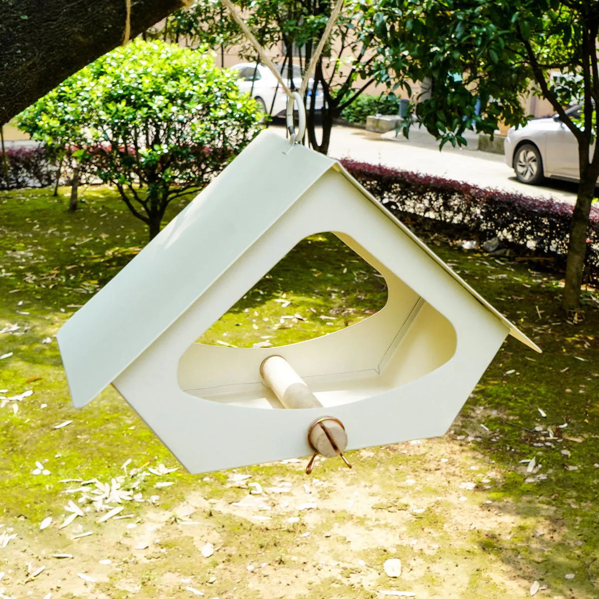 European-style iron bird feeder with protective roof for outdoor courtyard decoration