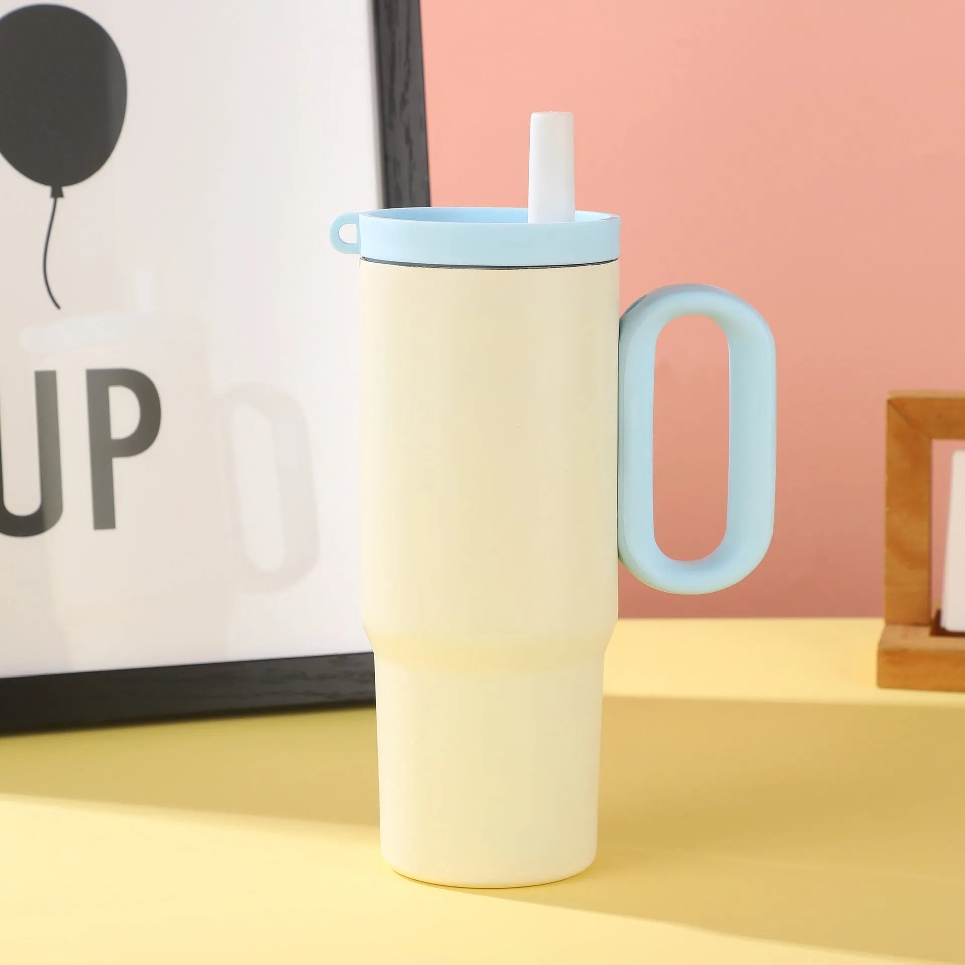Portable insulated ice bucket with handle for beverage heat preservation and cold storage