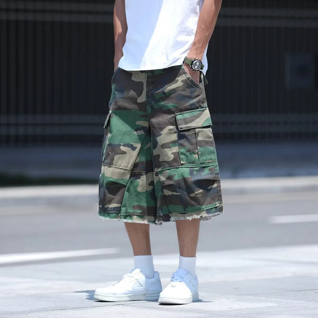 Men's American retro style camouflage shorts in loose fit cropped design for summer wear