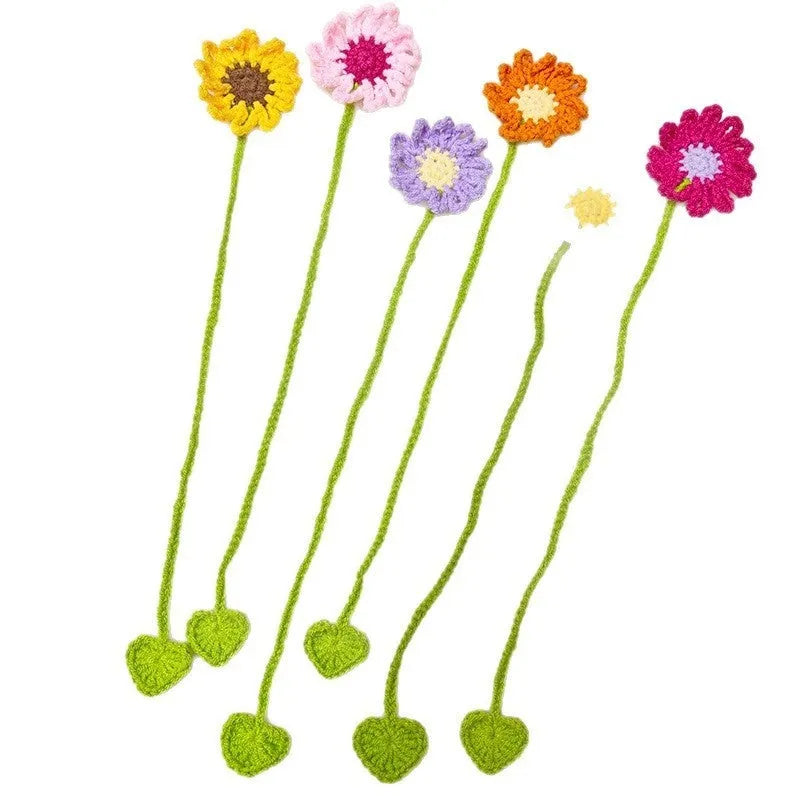 Hand-crocheted wool bookmark with daisy pattern and flexible wire core in milk cotton material
