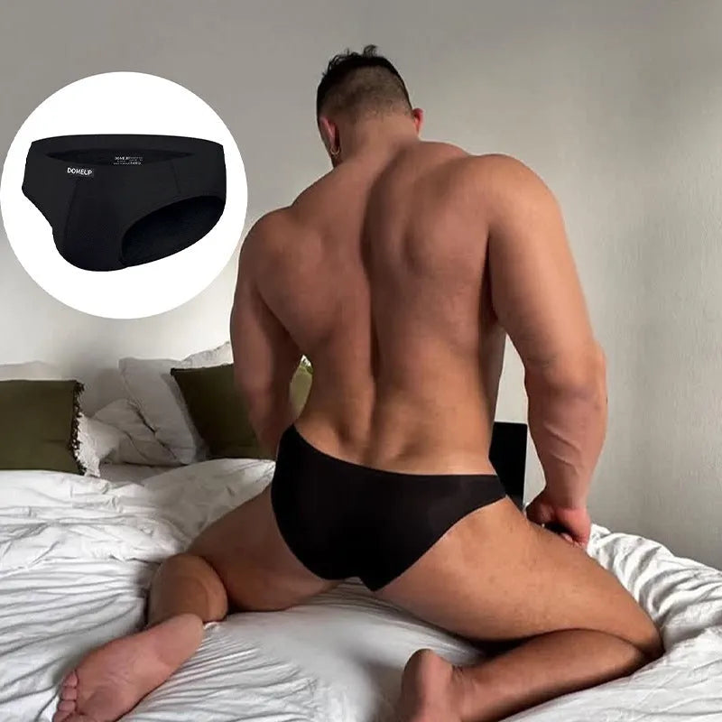 Men's solid colour briefs in seamless breathable fabric with low waist design