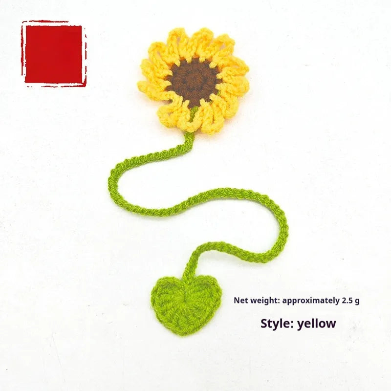 Hand-crocheted wool bookmark with daisy pattern and flexible wire core in milk cotton material