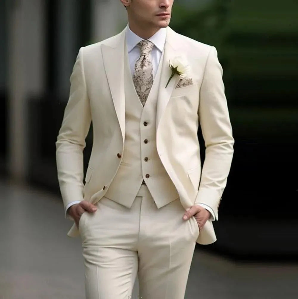 Men's three-piece slim fit business suit with vest in polyester blend fabric