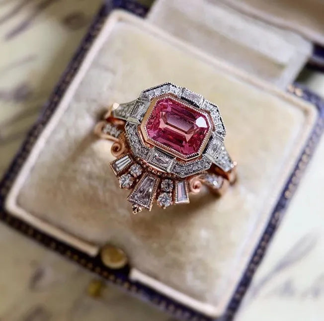 Women's retro geometric fashion ring in rose gold colour on alloy base