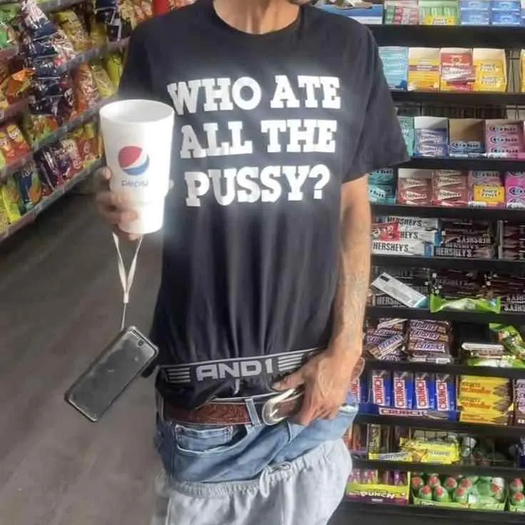 Man wearing a black loose-fit heavy cotton retro short-sleeved t-shirt