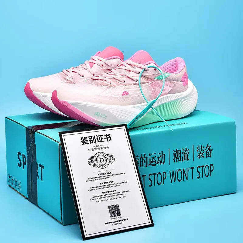 Low-top racing sneaker with carbon plate, natural rubber sole, in a glacier colour with lace-up front.