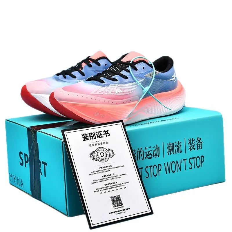 Low-top racing sneaker with carbon plate, natural rubber sole, in a glacier colour with lace-up front.