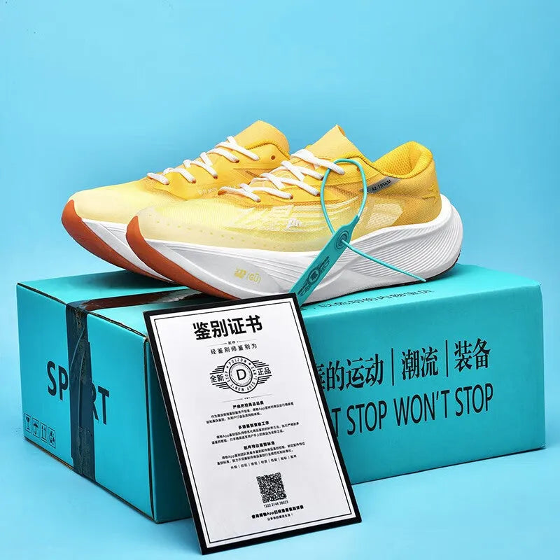 Low-top racing sneaker with carbon plate, natural rubber sole, in a glacier colour with lace-up front.