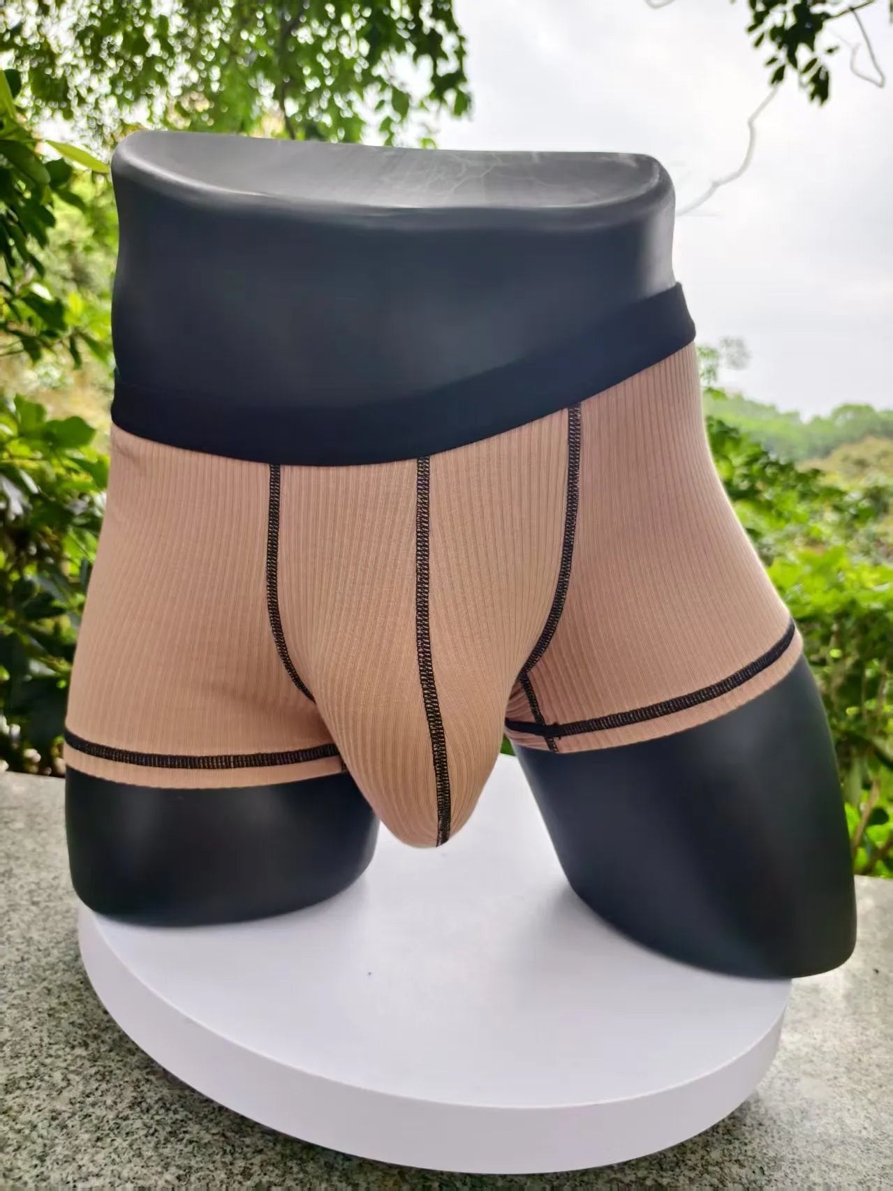 Men's solid colour boxers in breathable fibre fabric showing hip-lifting design