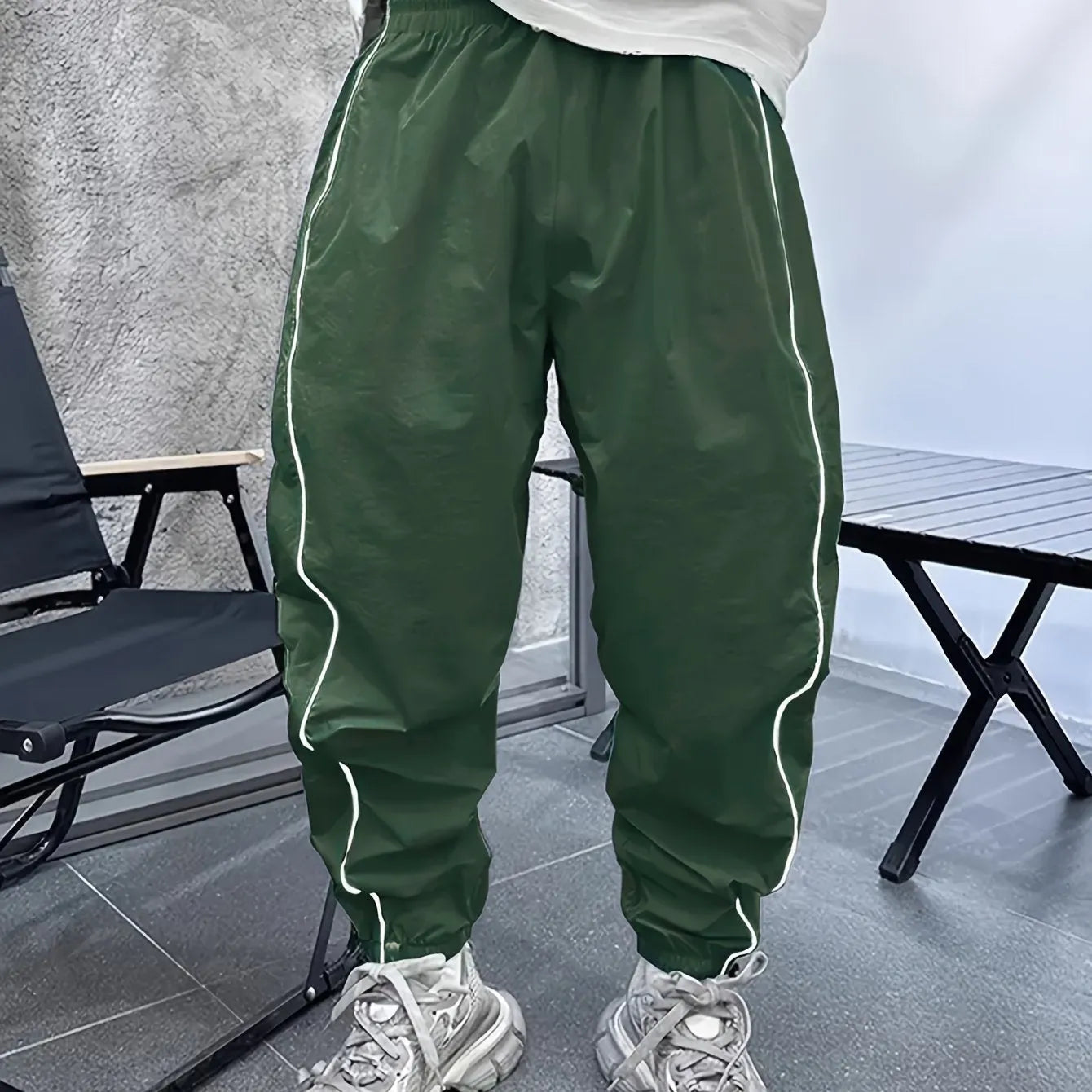 Men's loose-fit cropped sports trousers in bamboo fibre, shown in Army Green colour.