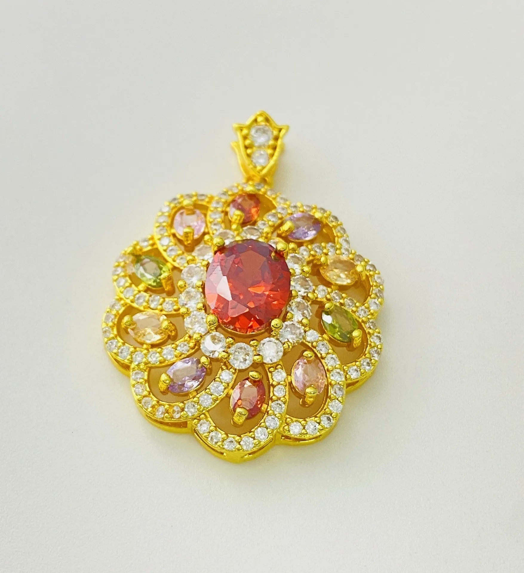 Women's flower-shaped zircon pendant necklace in gold, champagne gold, or platinum colour electroplated metal