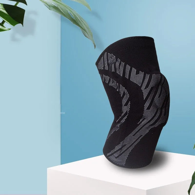 Men's pressurized nylon basketball knee pads in black and blue colours for sports protection