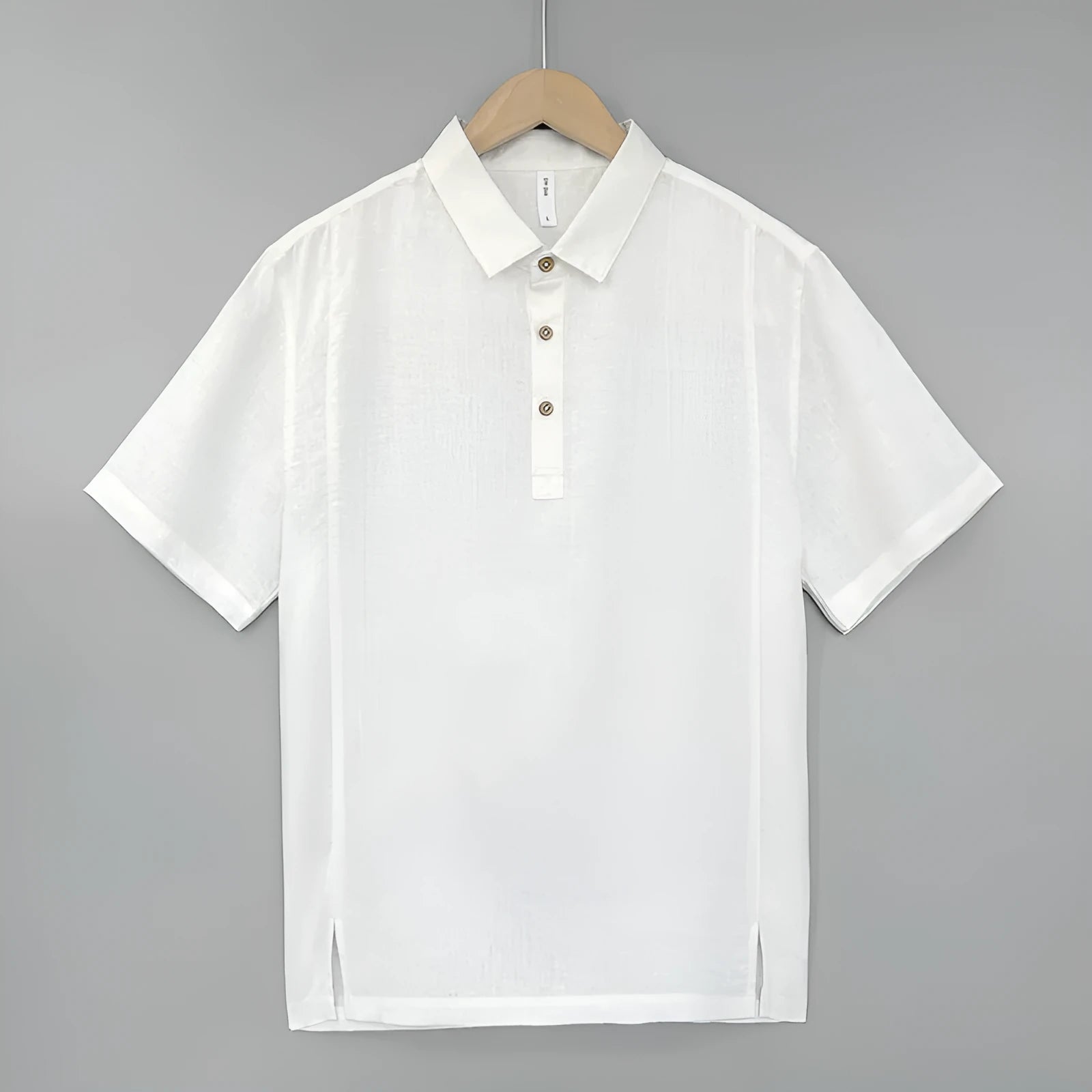 Men's linen summer top with thin lapels and short sleeves in a loose fit.