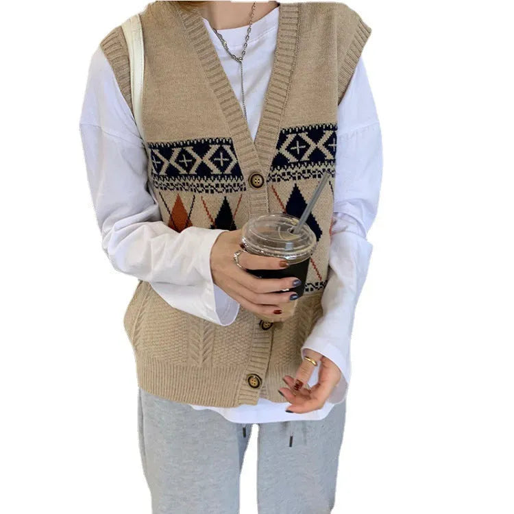 Loose sleeveless women's cardigan top with diamond plaid pattern in khaki colour
