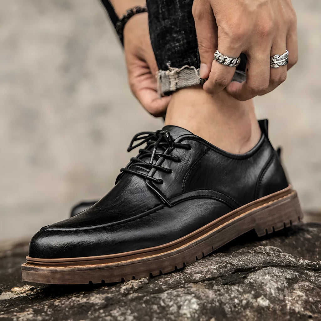 Men's brown leather casual shoes with round toe and low-top design