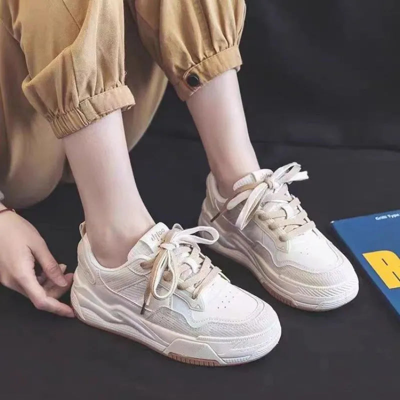 Women's pink and white low-top sneaker with rubber sole for height increasing
