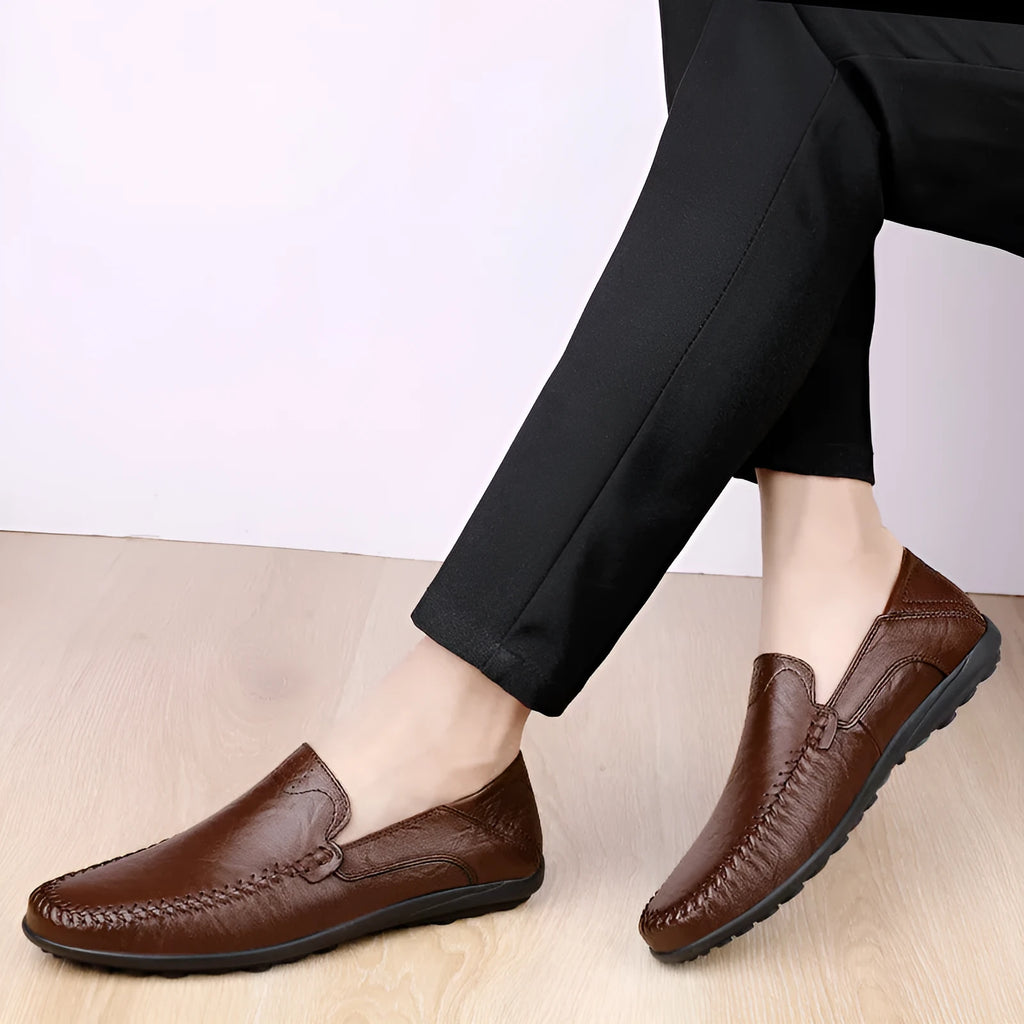 Men's round-toe casual leather shoes in cowhide with flat rubber sole, shown in black and brown colour options.