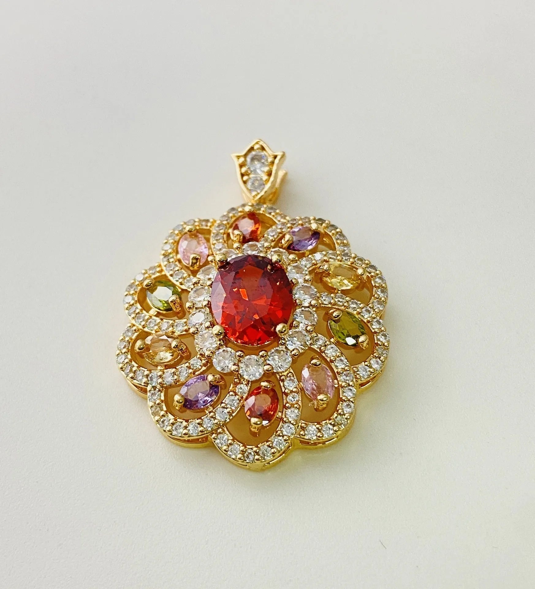 Women's flower-shaped zircon pendant necklace in gold, champagne gold, or platinum colour electroplated metal