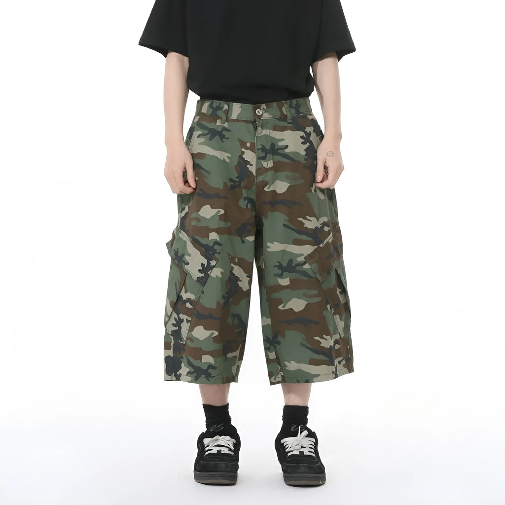 Men's camouflage pattern wide leg cotton jeans with large side pockets and cropped length