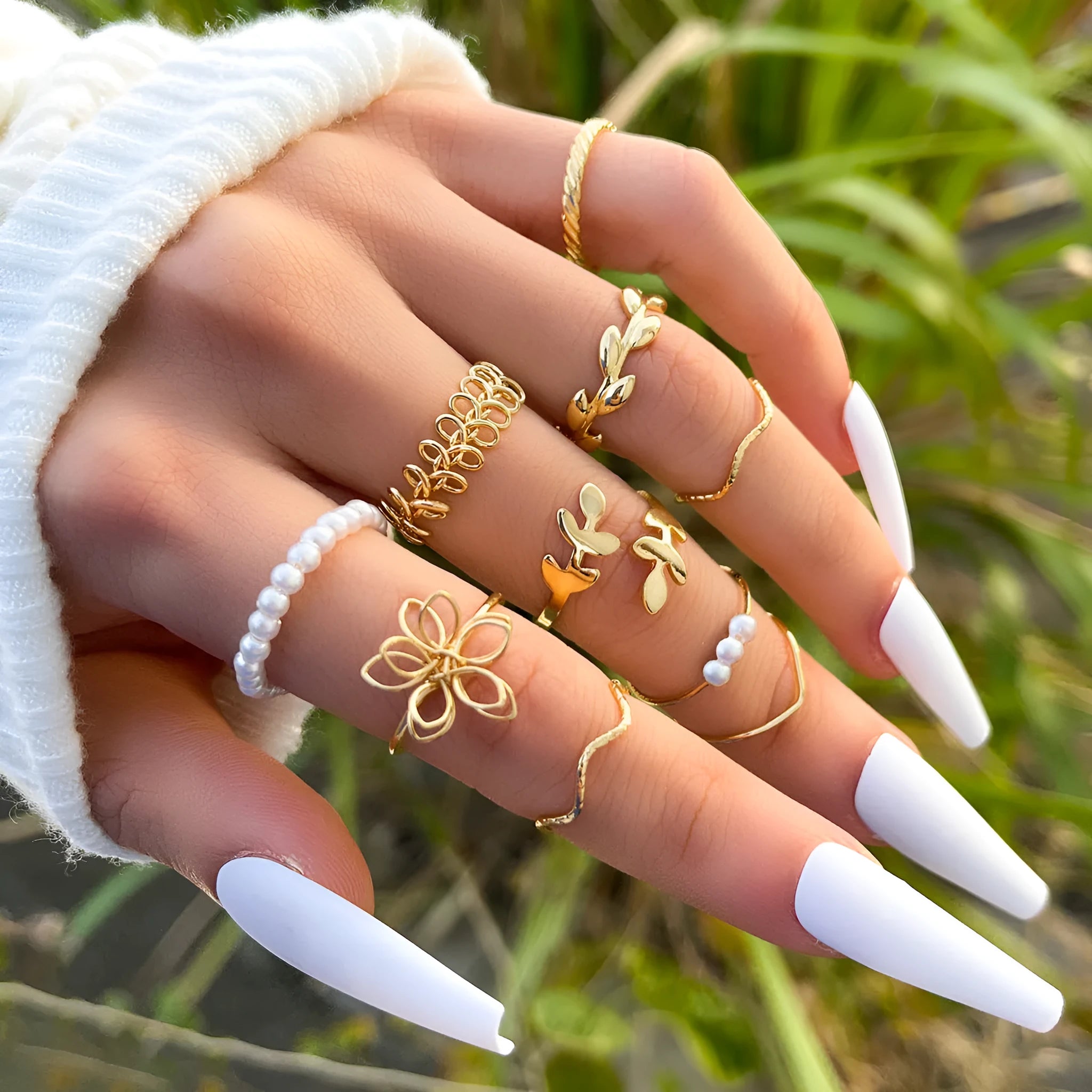 Gold-coloured openwork flower ring set for women with electroplated finish and floral design
