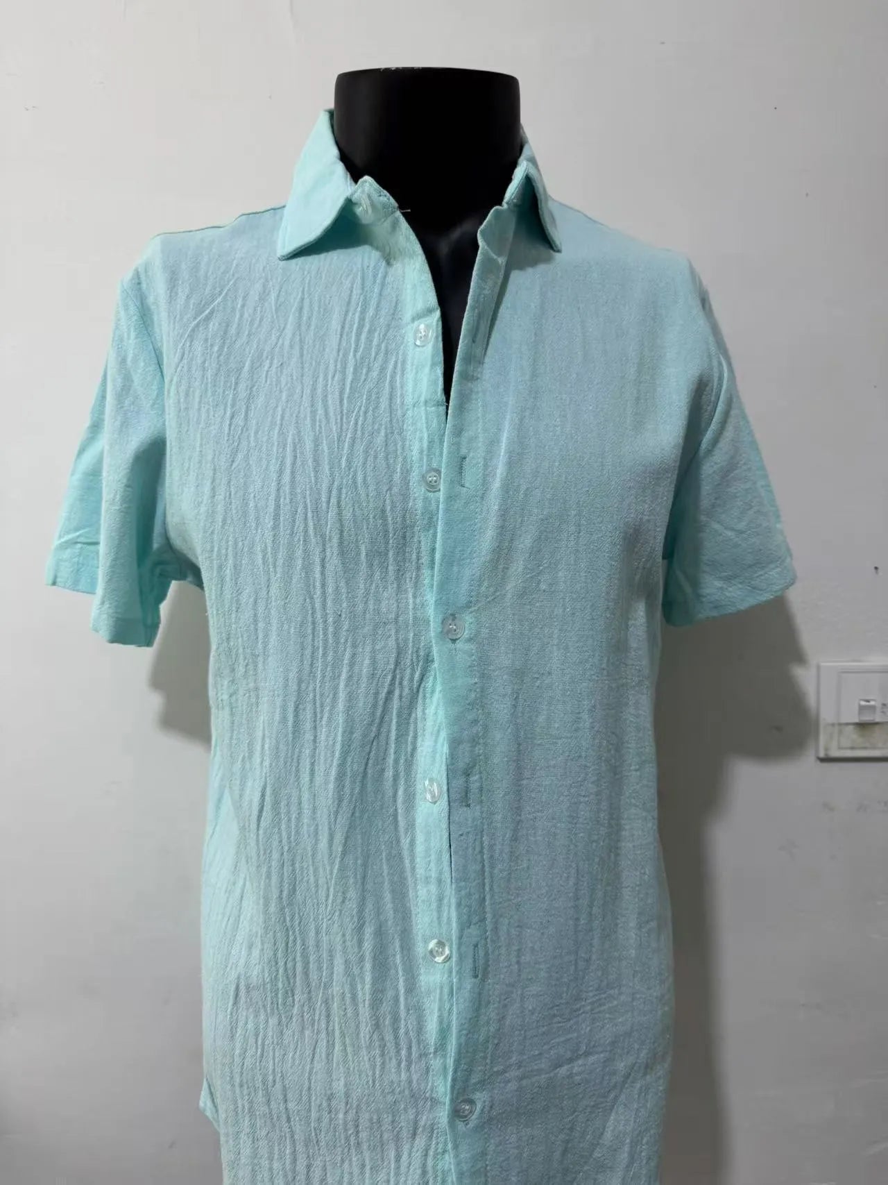 Man wearing a light-coloured pure linen short sleeve casual shirt with a loose fit