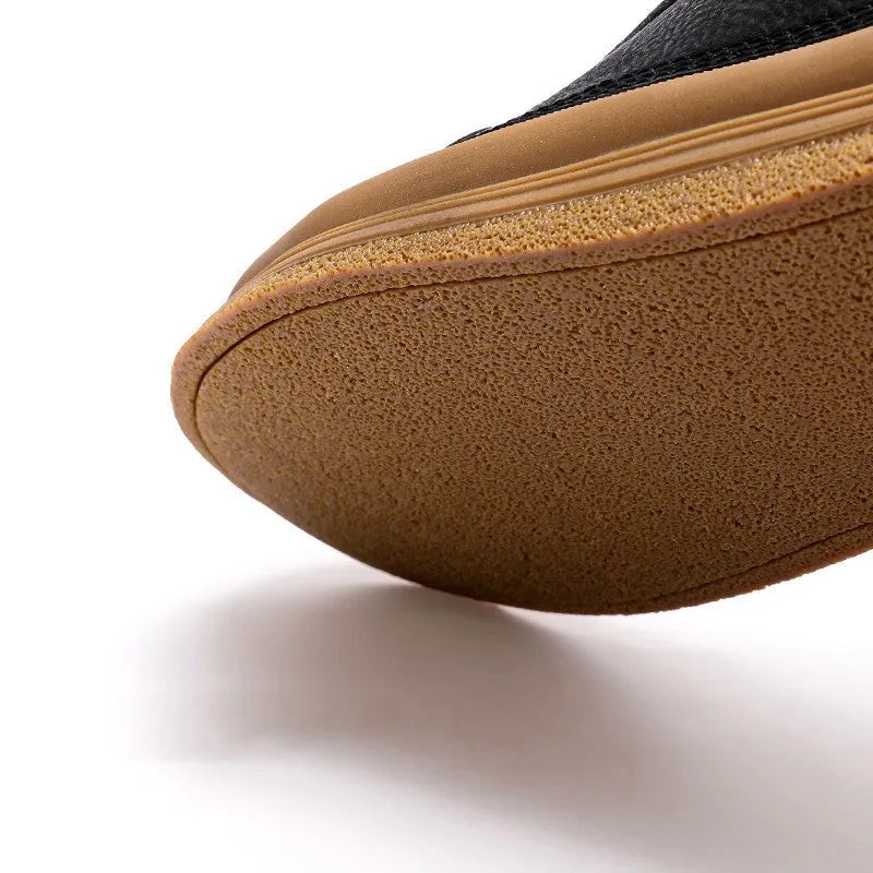 Men's black casual leather shoes with round toe and lanyard closure on soft rubber soles