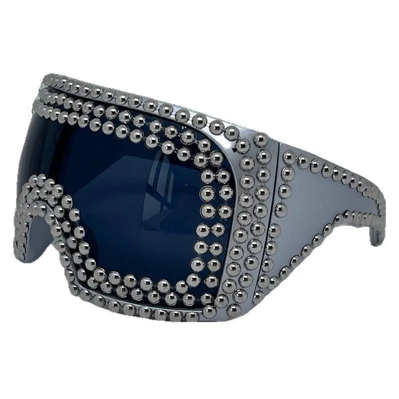 Men's sunglasses with super large rim and square rivet design in silver or gold colour