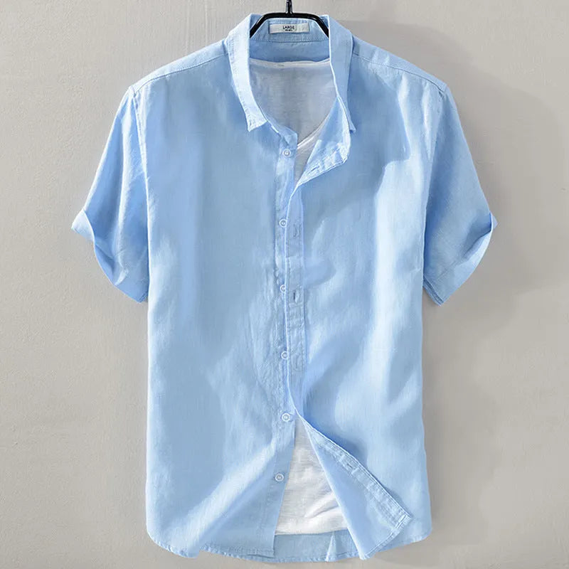 Man wearing a light-coloured pure linen short sleeve casual shirt with a loose fit