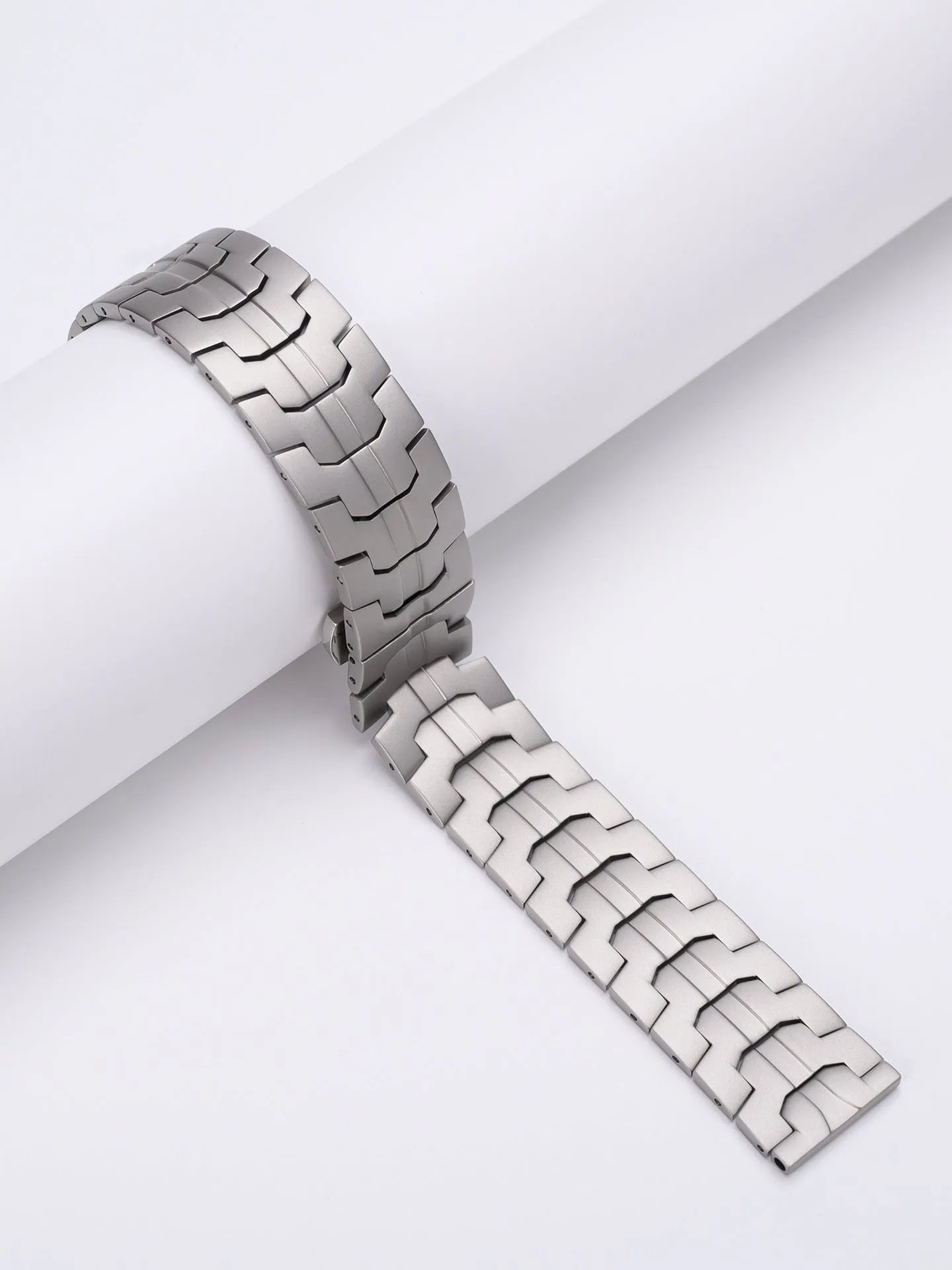 Stainless steel replacement watch band for Samsung Watch models in silver and black colour options